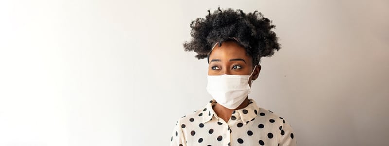 Vrouw draagt een masker.
